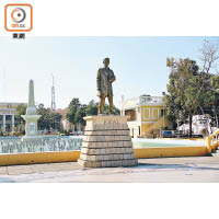 市中心的薩爾賽多廣場，除了有一座薩爾賽多紀念碑和噴水池，還有「菲律賓國父」黎剎的銅像。