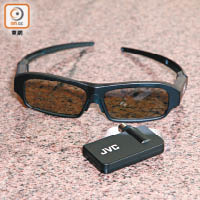 跟機附有兩副主動式3D立體眼鏡及無線傳輸器，安坐家中都能欣賞3D電影。