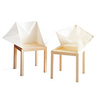 Hommage<br>以楓木打造的椅子，靠背則用上紙張、羊皮、帆布帶等物料，特點是可以摺疊，屬於一件實驗性設計。