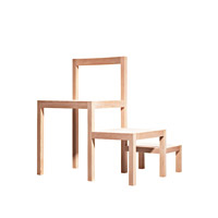 Pluralis<br>3張不同高度及大小的木椅子拼合而成，是為Moomant設計的限量產品。