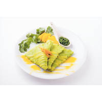 位於日本東京表參道的Natural Cream Kitchen，推出一系列芫荽新菜式，包括這款法式薄餅，配上香橙醬來吃，清新可口。