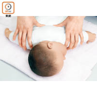 嬰兒按摩有助安撫嬰兒心靈外，亦可促進親子關係。