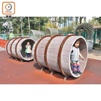 巨型木桶是兩條小隧道，小朋友可任意穿梭，啱玩捉迷藏。