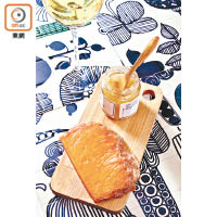 Mimolette Cheese屬硬芝士，但能輕易用手掰開，其鹹香味與白酒甚匹配。