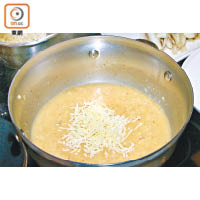 放入麵粉和芝士，慢火煮溶成醬汁，最後淋上已蒸熟的苦白菜上即成。