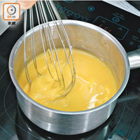 3. 製作荷蘭醬：以慢火煮蛋黃、牛油和清水，不停攪拌直至變得濃稠。