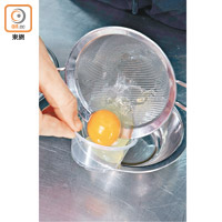 5. 製作水煮蛋：用篩隔走蛋白雜質，加白醋調味。