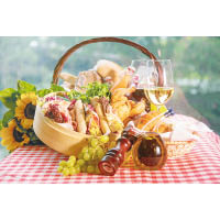 餐廳供應的復活節「法式小確幸」下午茶自助餐，每枱送「法式悠閒野餐籃」一客，帶來自助餐與野餐的雙重享受。