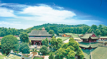 南華寺是華南地區最大的佛寺，始建於南北朝梁武帝年間，是南宗禪法的發祥地，設有大雄寶殿、天王寶殿、藏經閣、放生池等設施。
