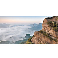 丹霞山是中國國家級自然保護區、國家重點風景名勝區，以及國家地質公園，更被聯合國教科文組織評為首批世界地質公園，赤壁奇石絕景美不勝收。