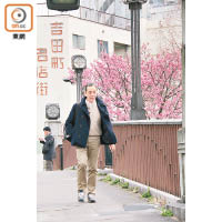 走在橋上有感覺帶點懷舊的小燈柱襯托櫻花樹，具有濃厚的日本風情。