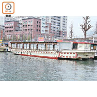 乘客在屋形船上可以邊吃菜餚邊看風景，感受傳統的日本風味。