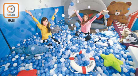 充滿童真的成年人，可以在藍白色波波池玩個夠。