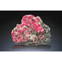 在石英上的紅菱石， 產自美國科羅拉多洲阿爾馬區布羅斯山著名的Sweet Home礦山。