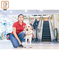 香港導盲犬協會導師Cherrie提醒公眾，見到導盲犬時，切勿作出滋擾，或圍着視障人士和導盲犬。