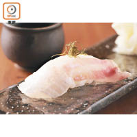 真鯛<br>肉質：質感韌度高富口感。<br>食法：會片至極薄，能清楚看到魚肉的紋理，配以北海道的真昆布幼絲，突出鮮甜味道。