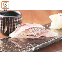 梭子魚<br>肉質：魚肉油分極少。<br>食法：一般會連皮片成魚片，炙燒燒香魚皮，令魚油滲入魚肉及米飯之中，添加味道。