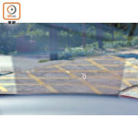 設於駕駛席前方的Head-up Display，可顯示車速及導航資訊。