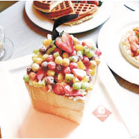  R9 Café吐司面放滿五顏六色的彩球脆粒及鮮果，好吃又好看。