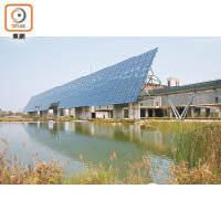 博物館旁邊有一面巨大的太陽能光電雲牆，兼具遮陽光與發電的功能。