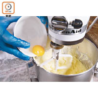 1. 無鹽牛油置室溫待軟後加入沙糖打至淺白色，逐隻雞蛋加入拌勻。