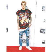 Justin Bieber亦有着Nirvana Band Tee。