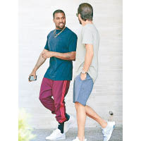 Kanye West當然要親身着用Track Pants同全白Calabasas賣廣告啦！