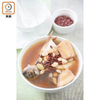 粉葛鯪魚赤小豆湯十分鮮甜，如果怕魚湯會腥，可以在煲湯前將魚略煎。
