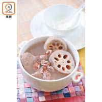 蓮藕花豆瘦肉湯煲出來的湯頭呈灰褐色，而花豆的紅色亦變了褐色，鮮甜美味。