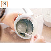 先把白英泥和灰英泥各自加水，攪拌成糊狀。