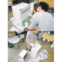 Simon與朋友合作，把從前演出剩下的道具木箱改頭換面，變成一個個充滿香港特色的流動書箱。