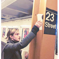 去年，Emma Watson於倫敦地鐵留下100本書，令不少人認識漂書文化。（互聯網圖片）