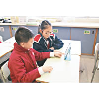 學生學習以平板電腦於上課時間上網，搜集資料及互動學習。
