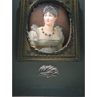 （前）1810年的「麥穗」冠冕（ Chaumet藏品）；（後）1809年的Josephine王后畫像（巴黎Fondation Dosne-Thiers藏品）。