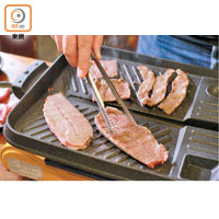 薄切牛肉宜用韓式鐵板來燒烤，快熟之餘還能保持肉質軟腍。