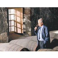 The Balvenie首席釀酒師David C. Stewart特別喜愛富花香及水果氣息的Oloroso Sherry Butt雪莉酒桶，故特別將陳釀43年及25年的威士忌存放在此木桶內來豐富風味。