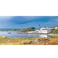 位於蘇格蘭艾雷島上的Lagavulin威士忌廠，已有200年歷史，歷經兩世紀。