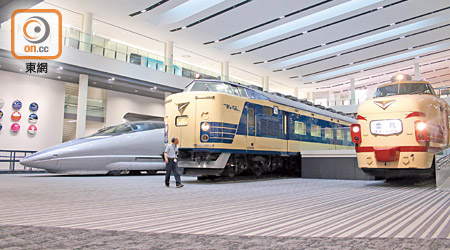 JR500、月光號及雷鳥號放置在京都鐵道博物館1樓本館中心位置，霸氣十足。