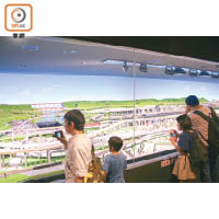 館內有30米×10米的巨型鐵道模型情景，大家可以欣賞到1/8比例的精細火車模型。