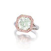 粉紅色鑽石及彩綠色鑽石戒指，彩綠鑽色石重5.03卡。估值約HK$310萬~HK$380萬