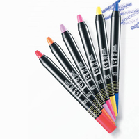 Touch in Sol One Second Vivid Lip Crayon（共6色）7,000韓圜（約HK$48）（B）<br>夠大膽的話，可單塗Touch in Sol的黃色唇筆，其色澤與肉眼看的黃色沒分別。如配合同系列的其他螢光色調一同使用，更可混搭出具女神感覺的自然唇色！