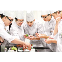 課程中設有學科「廚藝烹調及理論基礎」，學生要在訓練廚房學習相關技巧。