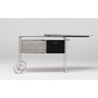 AR1<br>經典設計總是受得起時間考驗，說的是這款手推餐車，小巧的體積備有鋁製瓶子盛器與金屬薄片儲冰器，體現Alfred Roth的設計心思。
