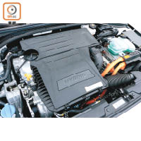 所搭載的油電混合動力系統，由1.6L引擎和電動馬達組成，提供充裕的動力。