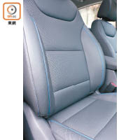 座椅用上真皮包裹，並以藍色縫線點綴，與混能車的身份呼應。