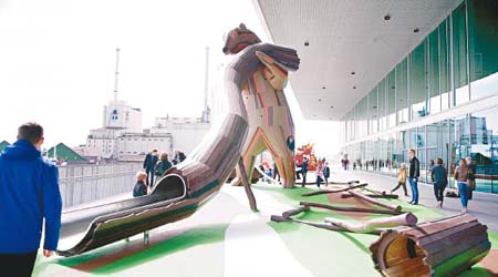 被稱為最漂亮的丹麥Dokk1圖書館外，巨熊設計的遊玩設施，有創意又得意！