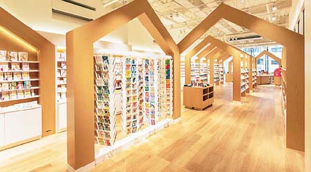 銀座的文具專賣店「伊東屋」於2015年6月重新開幕，既有文青味，又富時代感，成為不少文具控必遊景點。