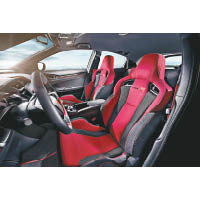 紅色主調Type R專用跑車座椅，並配上黑色格仔紋，型格十足。