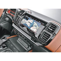 中控台上的8吋觸控屏幕，支援Apple CarPlay，屏幕下方的鏡面觸控鍵，豪華與科技感兼備。
