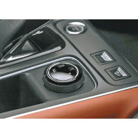 波棍旁特設Grip Control System的駕駛模式旋鈕，備有Standard、Sand、Off-road、Snow及ESP OFF選擇。